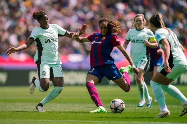 (240421) -- BARCELONA, April 21, 2024 -- Barcelona s Salma Paralluelo (C) shoots during the UEFA Women s Champions League semifinal between Barcelona and Chelsea in Barcelona, Spain, on April 20, 2024. (Photo by Xinhua) (SP)SPAIN-BARCELONA-FOOTBALL-UEFA WOMEN S CHAMPIONS LEAGUE-BARCELONA VS CHELSEA JoanxGosa 