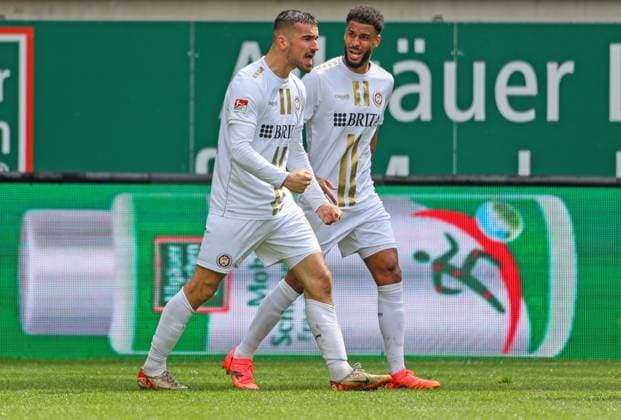 Soccer 2 BL 1 FC Kaiserslautern SV Wehen Wiesbaden 20 04 24, equalizer by Ivan Prtajin, congratulated by Martin Angha all SVWW ,