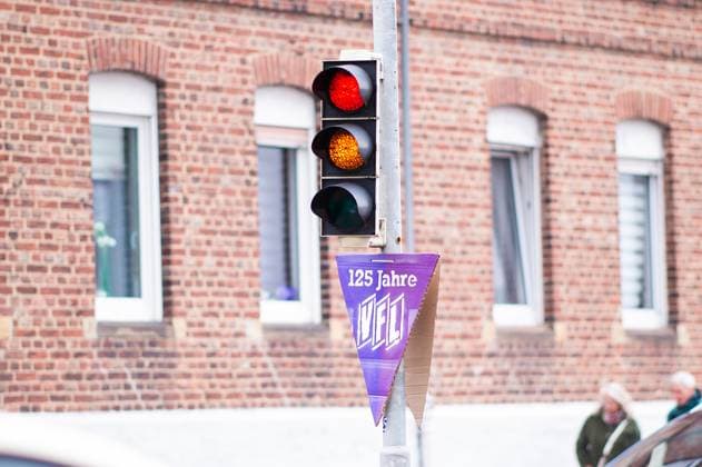 20 04 2024 Football, 2023 2024, 2 Bundesliga, Matchday 30, VfL Osnabrück Eintracht Braunschweig A pennant celebrating the 125th anniversary of the VfL Osnabrück club hangs on a traffic light DFL REGULATIONS PROHIBIT ANY USE OF PHOTOGRAPHS AS IMAGE SEQUENCES AND OR QUASI VIDEO