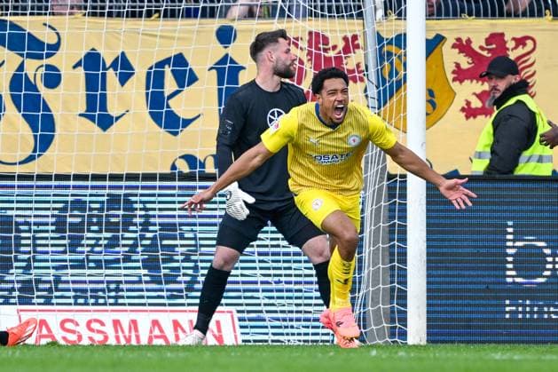 2 Bundesliga VfL Osnabrück Eintracht Braunschweig on 20 04 2024 at Bremer Brücke in Osnabrück Cheering, goal celebration, goal scorer, goal scorer Anton Donkor Braunschweig cheers after his goal to 0 1 MT