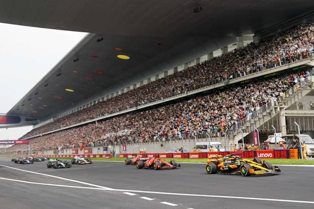 Start of the race 04 NORRIS Lando (gbr), McLaren F1 Team MCL38, action and 81 PIASTRI Oscar (aus), McLaren F1 Team MCL38, action during the Formula 1 Lenovo Chinese Grand Prix 2024, 5th round of the 2024 Formula One World Championship, WM, Weltmeisterschaft from April 19 to 21, 2024 on the Shanghai International Circuit, in Shanghai, China - F1 - CHINESE GRAND PRIX 2024 DPPI Panoramic 240421_R05_CHINA_DP__A6A1538