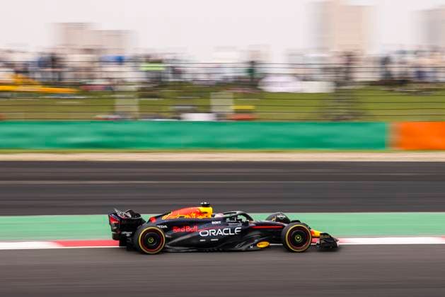 01 VERSTAPPEN Max (nld), Red Bull Racing RB20, action during the Formula 1 Lenovo Chinese Grand Prix 2024, 5th round of the 2024 Formula One World Championship, WM, Weltmeisterschaft from April 19 to 21, 2024 on the Shanghai International Circuit, in Shanghai, China - F1 - CHINESE GRAND PRIX 2024 DPPI Panoramic  240421_R05_CHINA_DP_XB5_4413