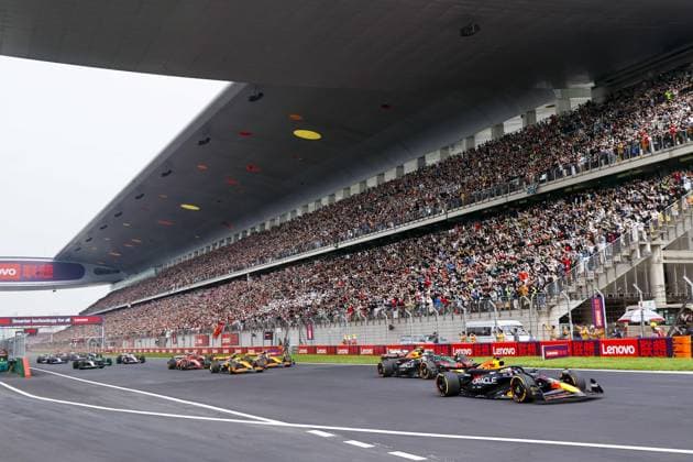 Start of the race 01 VERSTAPPEN Max (nld), Red Bull Racing RB20, action during the Formula 1 Lenovo Chinese Grand Prix 2024, 5th round of the 2024 Formula One World Championship, WM, Weltmeisterschaft from April 19 to 21, 2024 on the Shanghai International Circuit, in Shanghai, China - F1 - CHINESE GRAND PRIX 2024 DPPI Panoramic  240421_R05_CHINA_DP__A6A1529