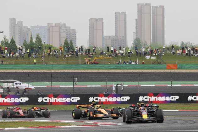01 VERSTAPPEN Max (nld), Red Bull Racing RB20, action leads during the Formula 1 Lenovo Chinese Grand Prix 2024, 5th round of the 2024 Formula One World Championship, WM, Weltmeisterschaft from April 19 to 21, 2024 on the Shanghai International Circuit, in Shanghai, China - F1 - CHINESE GRAND PRIX 2024 DPPI Panoramic  240421_R05_CHINA_DP_FGOO2439