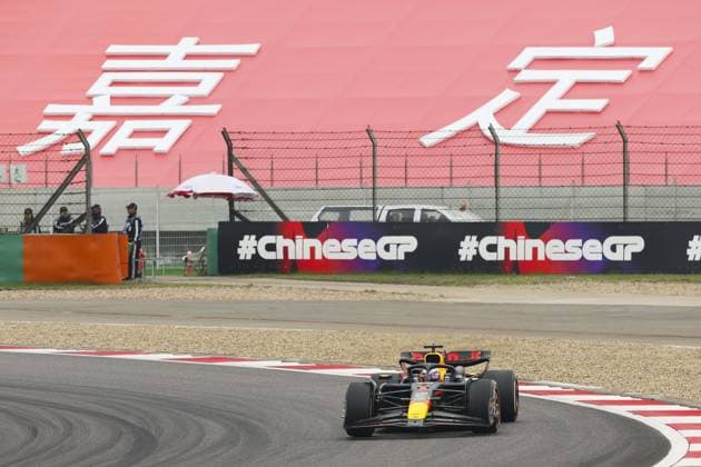 01 VERSTAPPEN Max (nld), Red Bull Racing RB20, action during the Formula 1 Lenovo Chinese Grand Prix 2024, 5th round of the 2024 Formula One World Championship, WM, Weltmeisterschaft from April 19 to 21, 2024 on the Shanghai International Circuit, in Shanghai, China - F1 - CHINESE GRAND PRIX 2024 DPPI Panoramic  240421_R05_CHINA_DP_FGOO2725