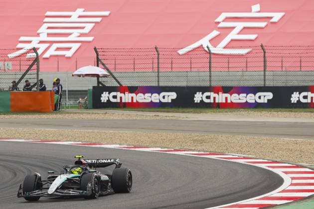 44 HAMILTON Lewis (gbr), Mercedes AMG F1 Team W15, action during the Formula 1 Lenovo Chinese Grand Prix 2024, 5th round of the 2024 Formula One World Championship, WM, Weltmeisterschaft from April 19 to 21, 2024 on the Shanghai International Circuit, in Shanghai, China - F1 - CHINESE GRAND PRIX 2024 DPPI Panoramic  240421_R05_CHINA_DP_FGOO2760
