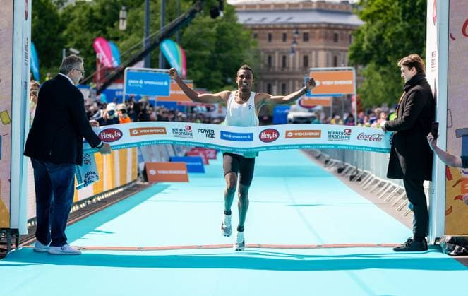 Bilder des Jahres 2024, Sport 04 April Sport Themen der Woche KW16 Sport Bilder des Tages RUNNING - VCM 2024 VIENNA,AUSTRIA,21.APR.24 - ATHLETICS, RUNNING - Vienna City Marathon. Image shows city council Peter Hacker (Vienna) and Chala Regasa (ETH).  GEPAxpictures xEdgarxEisner