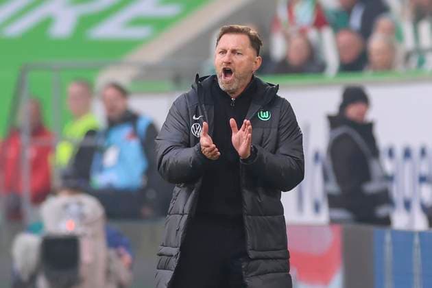 Coach Ralph Hasenhuettl VfL Wolfsburg claps his hands, 1 Bundesliga, VfL Wolfsburg vs VfL Bochum, Volkswagen Arena, 20 04 2024, Wolfsburg, Germany
