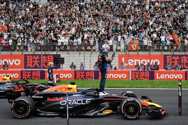 01 VERSTAPPEN Max (nld), Red Bull Racing RB20, action during the Formula 1 Lenovo Chinese Grand Prix 2024, 5th round of the 2024 Formula One World Championship, WM, Weltmeisterschaft from April 19 to 21, 2024 on the Shanghai International Circuit, in Shanghai, China - F1 - CHINESE GRAND PRIX 2024 DPPI Panoramic  11038