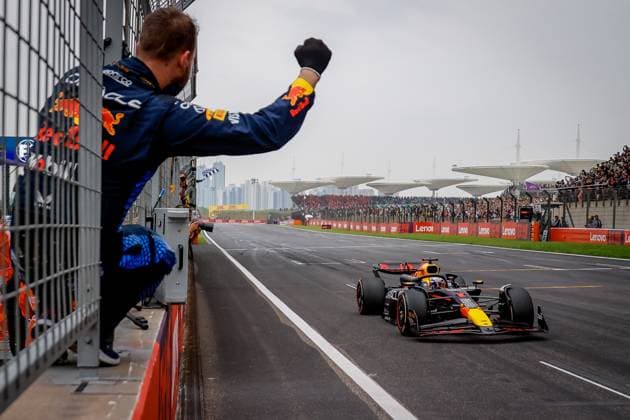 Sport Bilder des Tages 01 VERSTAPPEN Max (nld), Red Bull Racing RB20, action during the Formula 1 Lenovo Chinese Grand Prix 2024, 5th round of the 2024 Formula One World Championship, WM, Weltmeisterschaft from April 19 to 21, 2024 on the Shanghai International Circuit, in Shanghai, China - F1 - CHINESE GRAND PRIX 2024 DPPI Panoramic  11015