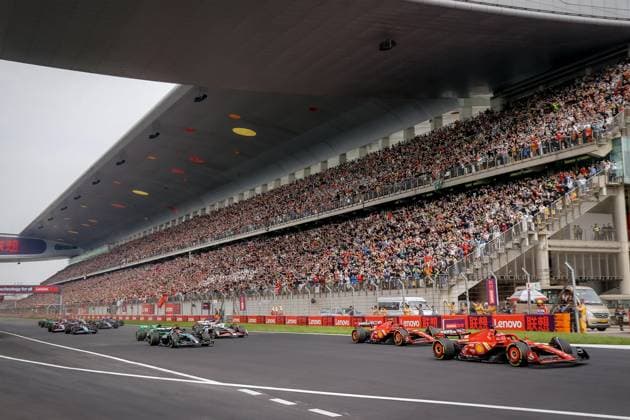 55 SAINZ Carlos (spa), Scuderia Ferrari SF-24, action start of the race, depart, during the Formula 1 Lenovo Chinese Grand Prix 2024, 5th round of the 2024 Formula One World Championship, WM, Weltmeisterschaft from April 19 to 21, 2024 on the Shanghai International Circuit, in Shanghai, China - F1 - CHINESE GRAND PRIX 2024 DPPI Panoramic 10479