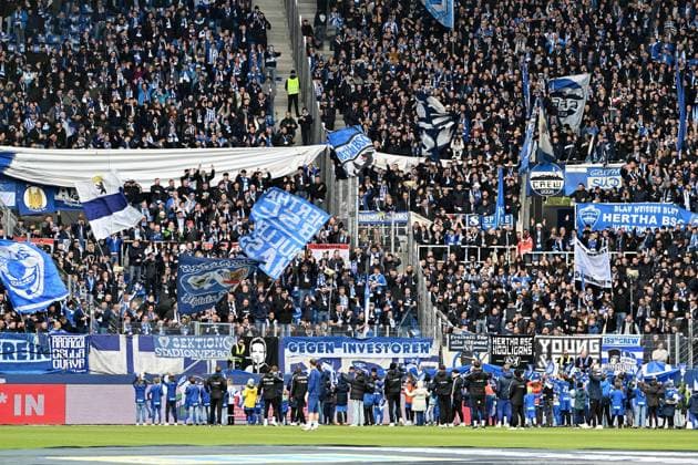 21 04 2024, xsltx, Soccer 2 Bundesliga, Karlsruher SC Hertha BSC Berlin emspor, v l Fans, Mood, Scarves, Flags, Visitors, Jerseys, Ultras, Hertha BSC Berlin, Harlekins DFL DFB REGULATIONS PROHIBIT ANY USE OF PHOTOGRAPHS as IMAGE SEQUENCES and or QUASI VIDEO Karlsruhe