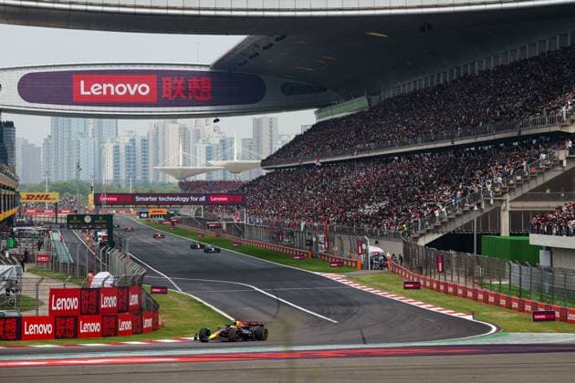 01 VERSTAPPEN Max (nld), Red Bull Racing RB20, action during the Formula 1 Lenovo Chinese Grand Prix 2024, 5th round of the 2024 Formula One World Championship, WM, Weltmeisterschaft from April 19 to 21, 2024 on the Shanghai International Circuit, in Shanghai, China - F1 - CHINESE GRAND PRIX 2024 DPPI Panoramic  240421_R05_CHINA_DP_FGOO1573