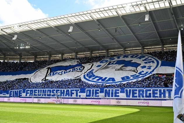 21 04 2024, xsltx, Soccer 2 Bundesliga, Karlsruher SC Hertha BSC Berlin emspor, v l fan friendship between the fans from Karlsruhe and Berlin spectators, Ultras, flags, atmosphere, choreography, Harlekins Berlin 98, Phönix Sons 99 DFL DFB REGULATIONS PROHIBIT ANY USE OF PHOTOGRAPHS as IMAGE SEQUENCES and or QUASI VIDEO Karlsruhe