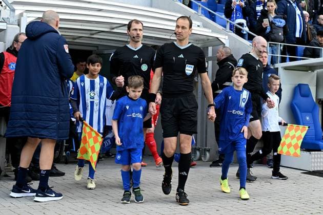 21 04 2024, xsltx, Soccer 2 Bundesliga, Karlsruher SC Hertha BSC Berlin emspor, v l Referee Referee Bastian Dankert Rostock DFL DFB REGULATIONS PROHIBIT ANY USE OF PHOTOGRAPHS as IMAGE SEQUENCES and or QUASI VIDEO Karlsruhe