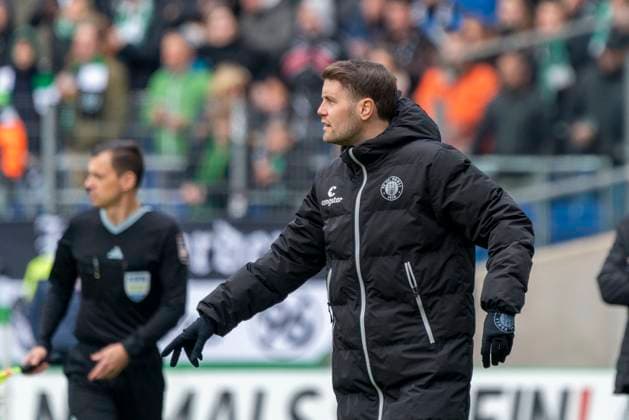 Fabian Huerzeler FC St Pauli, Coach GER, Hannover 96 vs FC St Pauli, Football, 2 Bundesliga, Matchday 30, Season 2023 2024, 21 04 2024 DFL REGULATIONS PROHIBIT ANY USE OF PHOTOGRAPHS AS IMAGE SEQUENCES AND OR QUASI VIDEO Hannover 96 vs FC St Pauli, Football, 2 Bundesliga, Matchday 30, Season 2023 2024, 21 04 2024 Hannover Copyright: xEibner-Pressefoto FabioxDeinertx EP_FDT