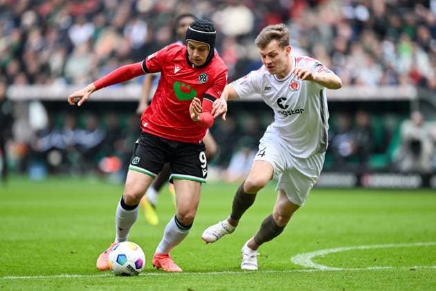 2 Bundesliga Hannover 06 FC St Pauli on 21 04 2024 at the HDI Arena in Hannover Nicolo Tresoldi Hannover 96 in a duel against David Nemeth FC St Pauli MT