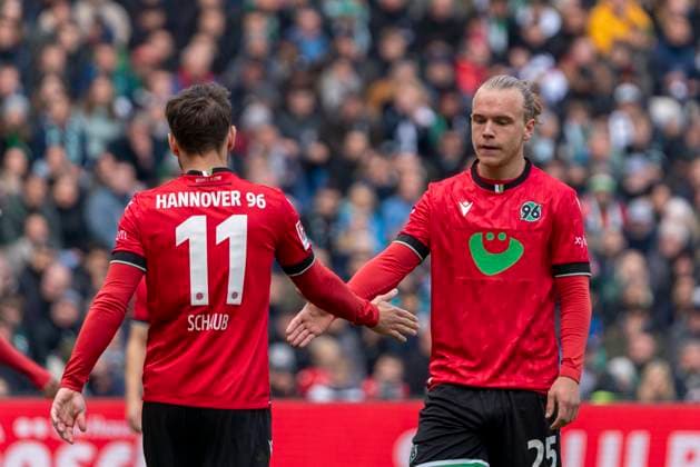 Louis Schaub Hannover 96, 11 , Lars Gindorf Hannover 96, 25 GER, Hannover 96 vs FC St Pauli, Football, 2 Bundesliga, Matchday 30, Season 2023 2024, 21 04 2024 DFL REGULATIONS PROHIBIT ANY USE OF PHOTOGRAPHS AS IMAGE SEQUENCES AND OR QUASI VIDEO Hannover 96 vs FC St Pauli, Football, 2 Bundesliga, Matchday 30, Season 2023 2024, 21 04 2024 Hannover Copyright: xEibner-Pressefoto FabioxDeinertx EP_FDT