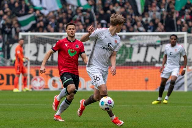 Aljoscha Kemlein FC St Pauli, 36 GER, Hannover 96 vs FC St Pauli, Football, 2 Bundesliga, Matchday 30, Season 2023 2024, 21 04 2024 DFL REGULATIONS PROHIBIT ANY USE OF PHOTOGRAPHS AS IMAGE SEQUENCES AND OR QUASI VIDEO Hannover 96 vs FC St Pauli, Football, 2 Bundesliga, Matchday 30, Season 2023 2024, 21 04 2024 Hannover Copyright: xEibner-Pressefoto FabioxDeinertx EP_FDT