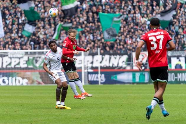 Oladapo Afolayan FC St Pauli, 17 , Kolja Oudenne Hannover 96, 29 GER, Hannover 96 vs FC St Pauli, Football, 2 Bundesliga, Matchday 30, Season 2023 2024, 21 04 2024 DFL REGULATIONS PROHIBIT ANY USE OF PHOTOGRAPHS AS IMAGE SEQUENCES AND OR QUASI VIDEO Hannover 96 vs FC St Pauli, Football, 2 Bundesliga, Matchday 30, Season 2023 2024, 21 04 2024 Hannover Copyright: xEibner-Pressefoto FabioxDeinertx EP_FDT