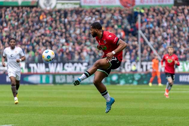 Brooklyn Ezeh Hannover 96, 37 GER, Hannover 96 vs FC St Pauli, Football, 2 Bundesliga, Matchday 30, Season 2023 2024, 21 04 2024 DFL REGULATIONS PROHIBIT ANY USE OF PHOTOGRAPHS AS IMAGE SEQUENCES AND OR QUASI VIDEO Hannover 96 vs FC St Pauli, Football, 2 Bundesliga, Matchday 30, Season 2023 2024, 21 04 2024 Hannover Copyright: xEibner-Pressefoto FabioxDeinertx EP_FDT