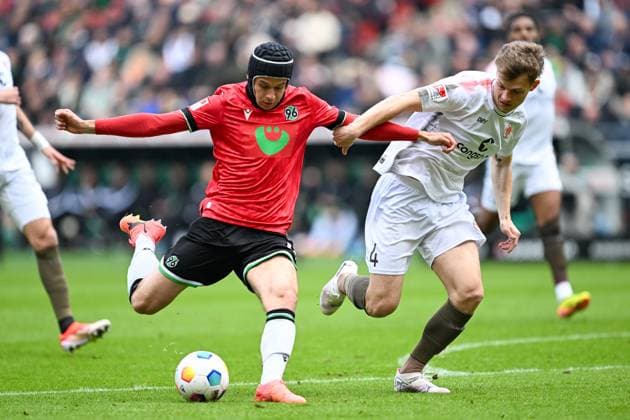 2 Bundesliga Hannover 06 FC St Pauli on 21 04 2024 at the HDI Arena in Hannover Nicolo Tresoldi Hannover 96 in a duel against David Nemeth FC St Pauli MT