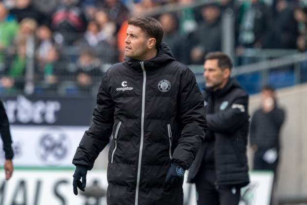 Fabian Huerzeler FC St Pauli, Coach GER, Hannover 96 vs FC St Pauli, Football, 2 Bundesliga, Matchday 30, Season 2023 2024, 21 04 2024 DFL REGULATIONS PROHIBIT ANY USE OF PHOTOGRAPHS AS IMAGE SEQUENCES AND OR QUASI VIDEO Hannover 96 vs FC St Pauli, Football, 2 Bundesliga, Matchday 30, Season 2023 2024, 21 04 2024 Hannover Copyright: xEibner-Pressefoto FabioxDeinertx EP_FDT