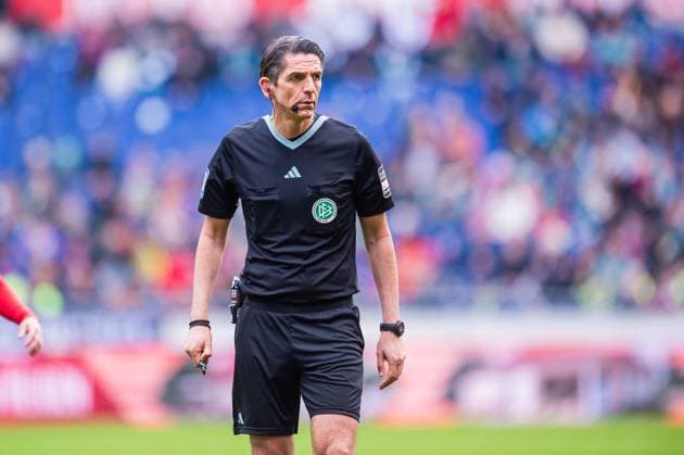 21 04 2024 Soccer, 2023 2024, 1 Bundesliga, Matchday 30, Hannover 96 FC St Pauli Deniz Aytekin Referee DFL REGULATIONS PROHIBIT ANY USE OF PHOTOGRAPHS AS IMAGE SEQUENCES AND OR QUASI VIDEO