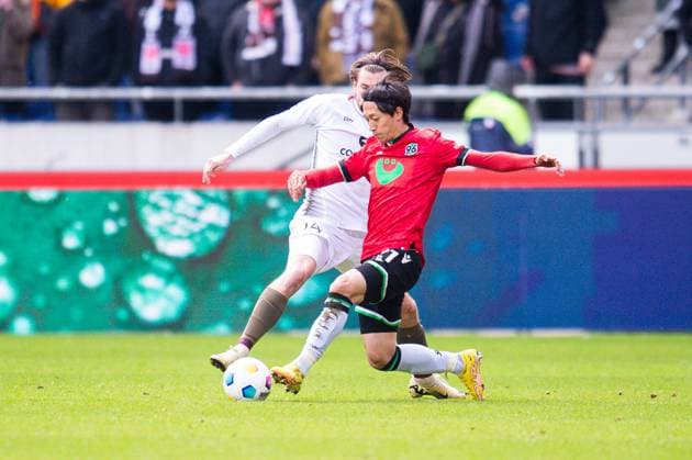 21 04 2024 Soccer, 2023 2024, 1 Bundesliga, Matchday 30, Hannover 96 FC St Pauli L R Connor Metcalfe Pauli , Sei Muroya Hannover DFL REGULATIONS PROHIBIT ANY USE OF PHOTOGRAPHS AS IMAGE SEQUENCES AND OR QUASI VIDEO