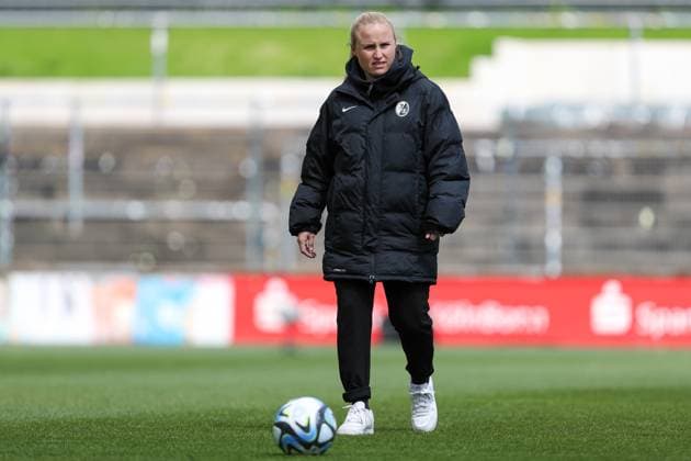 Coach Theresa Merk SC Freiburg looks on, Frauen Bundesliga, 1 FC Koeln SC Freiburg, Franz Kremer Stadion on April 21, 2024 in Cologne, Germany Photo by Oliver Kaelke DeFodi Images Coach Theresa Merk SC Freiburg looks on, Frauen Bundesliga, 1 FC Koeln SC Freiburg, Franz Kremer Stadion on April 21, 2024 in Cologne, Germany Photo by Oliver Kaelke DeFodi Images Defodi 678 2024 04 121 OK FCKSCF 0220 Defodi-678