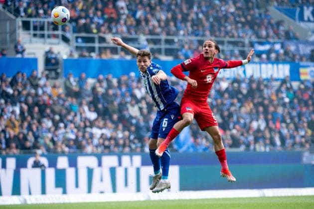 Michal Karbownik Hertha BSC Berlin, 06 in duel with Leon Jensen Karlsruher SC, 06 , GER, Karlsruher SC KSC vs Hertha BSC Berlin BSC , Soccer 2 Bundesliga, Matchday 30, Season 2023 2024, 21 04 2024 DFB DFL regulations prohibit any use of photographs as image sequences and or quasi video GER, Karlsruher SC KSC vs Hertha BSC Berlin BSC , Soccer 2 Bundesliga, Matchday 30, Season 2023 2024, 21 04 2024 Karlsruhe Copyright: xEibner-Pressefoto Memmlerx EP_MMR
