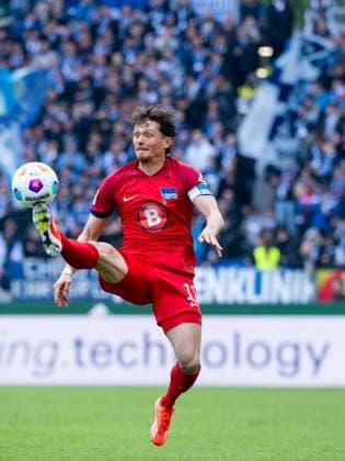 Fabian Reese Hertha BSC Berlin, 11 on the ball, GER, Karlsruher SC KSC vs Hertha BSC Berlin BSC , Soccer 2 Bundesliga, Matchday 30, Season 2023 2024, 21 04 2024 DFB DFL regulations prohibit any use of photographs as image sequences and or quasi video GER, Karlsruher SC KSC vs Hertha BSC Berlin BSC , Soccer 2 Bundesliga, Matchday 30, Season 2023 2024, 21 04 2024 Karlsruhe Copyright: xEibner-Pressefoto Memmlerx EP_MMR