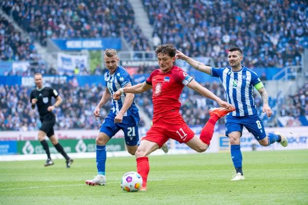 Fabian Reese Hertha BSC Berlin, 11 in duel with Marco Thiede Karlsruher SC, 21 , Jerome Gondorf Karlsruher SC, 08 , GER, Karlsruher SC KSC vs Hertha BSC Berlin BSC , Soccer 2 Bundesliga, Matchday 30, Season 2023 2024, 21 04 2024 DFB DFL regulations prohibit any use of photographs as image sequences and or quasi video GER, Karlsruher SC KSC vs Hertha BSC Berlin BSC , Fußball 2 Bundesliga, 30 Spieltag, Saison 2023 2024, 21 04 2024 Karlsruhe Copyright: xEibner-Pressefoto Memmlerx EP_MMR