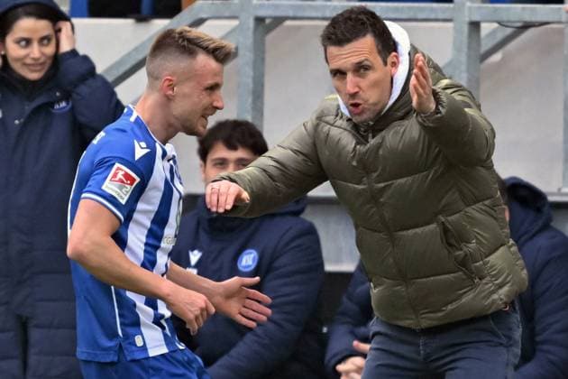 21 04 2024, xsltx, Fussball 2 Bundesliga, Karlsruher SC Hertha BSC Berlin emspor, v l Marco Thiede Karlsruher SC KSC Trainer Christian Eichner Karlsruher SC KSC gesticulates gives instructions with arms gesticulate gives instructions, gesticulate DFL DFB REGULATIONS PROHIBIT ANY USE OF PHOTOGRAPHS as IMAGE SEQUENCES and or QUASI VIDEO Karlsruhe
