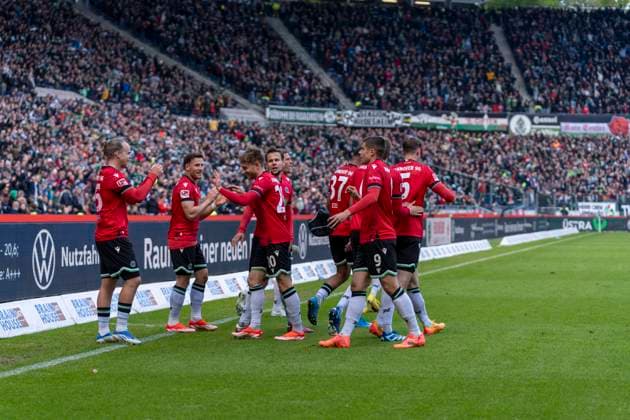 Celebration after the goal to 1 1 by Lars Gindorf Hannover 96, 25 GER, Hannover 96 vs FC St Pauli, Football, 2 Bundesliga, Matchday 30, Season 2023 2024, 21 04 2024 DFL REGULATIONS PROHIBIT ANY USE OF PHOTOGRAPHS AS IMAGE SEQUENCES AND OR QUASI VIDEO Hannover 96 vs FC St Pauli, Football, 2 Bundesliga, Matchday 30, Season 2023 2024, 21 04 2024 Hannover Copyright: xEibner-Pressefoto FabioxDeinertx EP_FDT