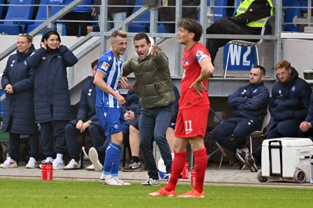 21 04 2024, xsltx, Fussball 2 Bundesliga, Karlsruher SC Hertha BSC Berlin emspor, v l Marco Thiede Karlsruher SC KSC Trainer Christian Eichner Karlsruher SC KSC gesticulates gives instructions with arms gesticulate gives instructions, gesticulate Fabian Reese Hertha BSC Berlin DFL DFB REGULATIONS PROHIBIT ANY USE OF PHOTOGRAPHS as IMAGE SEQUENCES and or QUASI VIDEO Karlsruhe