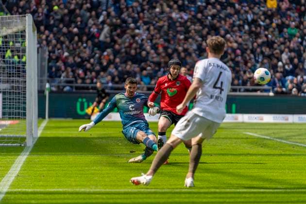 Nikola Vasilj FC St Pauli, 22 , Nicolo Tresoldi Hannover 96, 09 GER, Hannover 96 vs FC St Pauli, Football, 2 Bundesliga, Matchday 30, Season 2023 2024, 21 04 2024 DFL REGULATIONS PROHIBIT ANY USE OF PHOTOGRAPHS AS IMAGE SEQUENCES AND OR QUASI VIDEO Hannover 96 vs FC St Pauli, Football, 2 Bundesliga, Matchday 30, Season 2023 2024, 21 04 2024 Hannover Copyright: xEibner-Pressefoto FabioxDeinertx EP_FDT