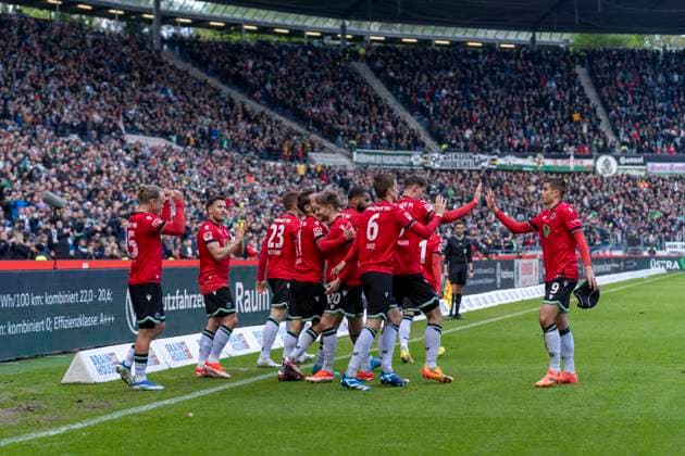 Celebration after the goal to 1 1 by Lars Gindorf Hannover 96, 25 GER, Hannover 96 vs FC St Pauli, Football, 2 Bundesliga, Matchday 30, Season 2023 2024, 21 04 2024 DFL REGULATIONS PROHIBIT ANY USE OF PHOTOGRAPHS AS IMAGE SEQUENCES AND OR QUASI VIDEO Hannover 96 vs FC St Pauli, Football, 2 Bundesliga, Matchday 30, Season 2023 2024, 21 04 2024 Hannover Copyright: xEibner-Pressefoto FabioxDeinertx EP_FDT