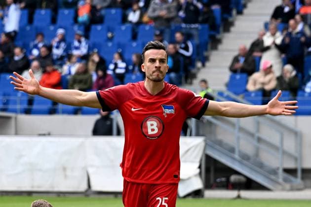 21 04 2024, xsltx, Fußball 2 Bundesliga, Karlsruher SC Hertha BSC Berlin emspor, v l Torjubel nach dem Tor zum celebrating the goal celebrate Haris Tabakovic Hertha BSC Berlin 1 1 DFL DFB REGULATIONS PROHIBIT ANY USE OF PHOTOGRAPHS as IMAGE SEQUENCES and or QUASI VIDEO Karlsruhe