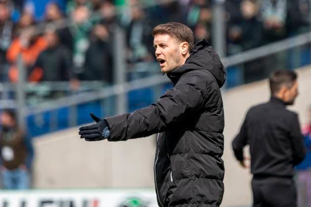 Fabian Huerzeler FC St Pauli, Coach GER, Hannover 96 vs FC St Pauli, Football, 2 Bundesliga, Matchday 30, Season 2023 2024, 21 04 2024 DFL REGULATIONS PROHIBIT ANY USE OF PHOTOGRAPHS AS IMAGE SEQUENCES AND OR QUASI VIDEO Hannover 96 vs FC St Pauli, Football, 2 Bundesliga, Matchday 30, Season 2023 2024, 21 04 2024 Hannover Copyright: xEibner-Pressefoto FabioxDeinertx EP_FDT