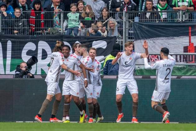 Celebration after the goal to 0 1 by Oladapo Afolayan FC St Pauli, 17 GER, Hannover 96 vs FC St Pauli, Football, 2 Bundesliga, Matchday 30, Season 2023 2024, 21 04 2024 DFL REGULATIONS PROHIBIT ANY USE OF PHOTOGRAPHS AS IMAGE SEQUENCES AND OR QUASI VIDEO Hannover 96 vs FC St Pauli, Football, 2 Bundesliga, Matchday 30, Season 2023 2024, 21 04 2024 Hannover Copyright: xEibner-Pressefoto FabioxDeinertx EP_FDT
