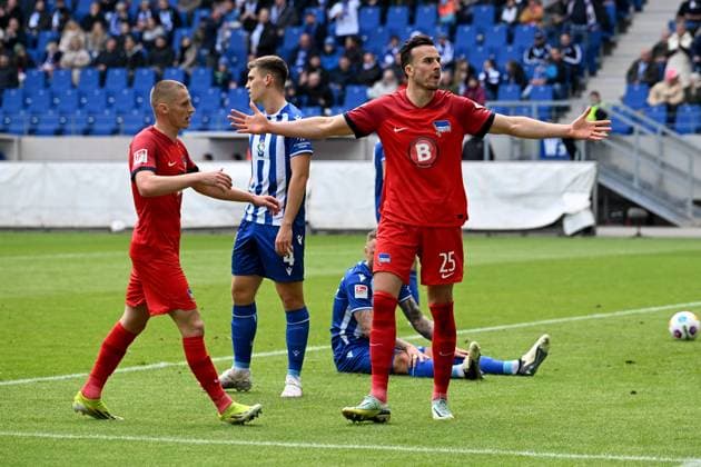 21 04 2024, xsltx, Fußball 2 Bundesliga, Karlsruher SC Hertha BSC Berlin emspor, v l Torjubel nach dem Tor zum celebrating the goal celebrate Haris Tabakovic Hertha BSC Berlin 1 1 DFL DFB REGULATIONS PROHIBIT ANY USE OF PHOTOGRAPHS as IMAGE SEQUENCES and or QUASI VIDEO Karlsruhe