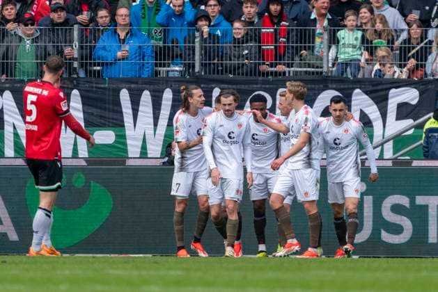 Celebration after the goal to 0 1 by Oladapo Afolayan FC St Pauli, 17 GER, Hannover 96 vs FC St Pauli, Football, 2 Bundesliga, Matchday 30, Season 2023 2024, 21 04 2024 DFL REGULATIONS PROHIBIT ANY USE OF PHOTOGRAPHS AS IMAGE SEQUENCES AND OR QUASI VIDEO Hannover 96 vs FC St Pauli, Football, 2 Bundesliga, Matchday 30, Season 2023 2024, 21 04 2024 Hannover Copyright: xEibner-Pressefoto FabioxDeinertx EP_FDT