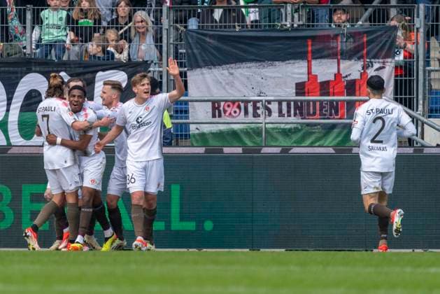 Celebration after the goal to 0 1 by Oladapo Afolayan FC St Pauli, 17 GER, Hannover 96 vs FC St Pauli, Football, 2 Bundesliga, Matchday 30, Season 2023 2024, 21 04 2024 DFL REGULATIONS PROHIBIT ANY USE OF PHOTOGRAPHS AS IMAGE SEQUENCES AND OR QUASI VIDEO Hannover 96 vs FC St Pauli, Football, 2 Bundesliga, Matchday 30, Season 2023 2024, 21 04 2024 Hannover Copyright: xEibner-Pressefoto FabioxDeinertx EP_FDT