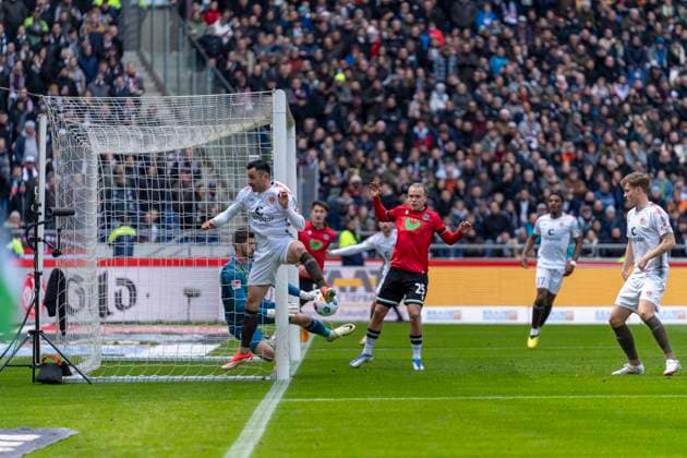 Nikola Vasilj FC St Pauli, 22 , Manolis Saliakas FC St Pauli, 02 , Lars Gindorf Hannover 96, 25 GER, Hannover 96 vs FC St Pauli, Football, 2 Bundesliga, Matchday 30, Season 2023 2024, 21 04 2024 DFL REGULATIONS PROHIBIT ANY USE OF PHOTOGRAPHS AS IMAGE SEQUENCES AND OR QUASI VIDEO Hannover 96 vs FC St Pauli, Football, 2 Bundesliga, Matchday 30, Season 2023 2024, 21 04 2024 Hannover Copyright: xEibner-Pressefoto FabioxDeinertx EP_FDT