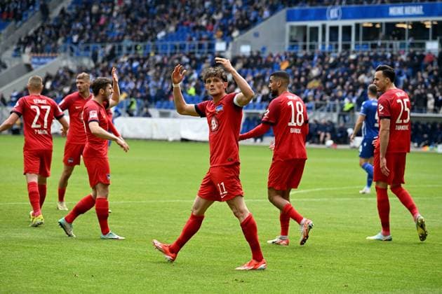 21 04 2024, xsltx, Fußball 2 Bundesliga, Karlsruher SC Hertha BSC Berlin emspor, v l Torjubel nach dem Tor zum celebrating the goal celebrate Haris Tabakovic Hertha BSC Berlin 1 1 mit Fabian Reese Hertha BSC Berlin DFL DFB REGULATIONS PROHIBIT ANY USE OF PHOTOGRAPHS as IMAGE SEQUENCES and or QUASI VIDEO Karlsruhe