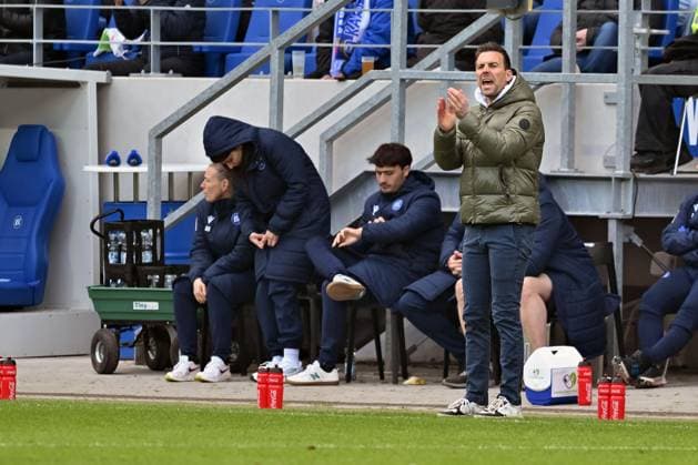 21 04 2024, xsltx, Fussball 2 Bundesliga, Karlsruher SC Hertha BSC Berlin emspor, v l Trainer Christian Eichner Karlsruher SC KSC gesticulates gives instructions with arms gesticulates gives instructions, gesticulate DFL DFB REGULATIONS PROHIBIT ANY USE OF PHOTOGRAPHS as IMAGE SEQUENCES and or QUASI VIDEO Karlsruhe