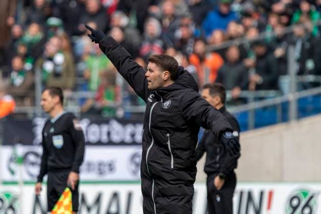 Fabian Huerzeler FC St Pauli, Coach GER, Hannover 96 vs FC St Pauli, Football, 2 Bundesliga, Matchday 30, Season 2023 2024, 21 04 2024 DFL REGULATIONS PROHIBIT ANY USE OF PHOTOGRAPHS AS IMAGE SEQUENCES AND OR QUASI VIDEO Hannover 96 vs FC St Pauli, Football, 2 Bundesliga, Matchday 30, Season 2023 2024, 21 04 2024 Hannover Copyright: xEibner-Pressefoto FabioxDeinertx EP_FDT