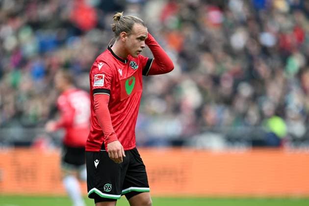 2 Bundesliga Hannover 06 FC St Pauli on 21 04 2024 at the HDI Arena in Hannover Lars Gindorf Hannover dissatisfied, disappointed, disappointed, dejected MT