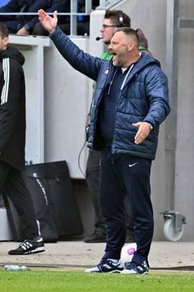 21 04 2024, xsltx, Fussball 2 Bundesliga, Karlsruher SC Hertha BSC Berlin emspor, v l coach Pal Dardai Hertha BSC Berlin gesticulates gives instructions with his arms gesticulate gives instructions, gesticulate DFL DFB REGULATIONS PROHIBIT ANY USE OF PHOTOGRAPHS as IMAGE SEQUENCES and or QUASI VIDEO Karlsruhe